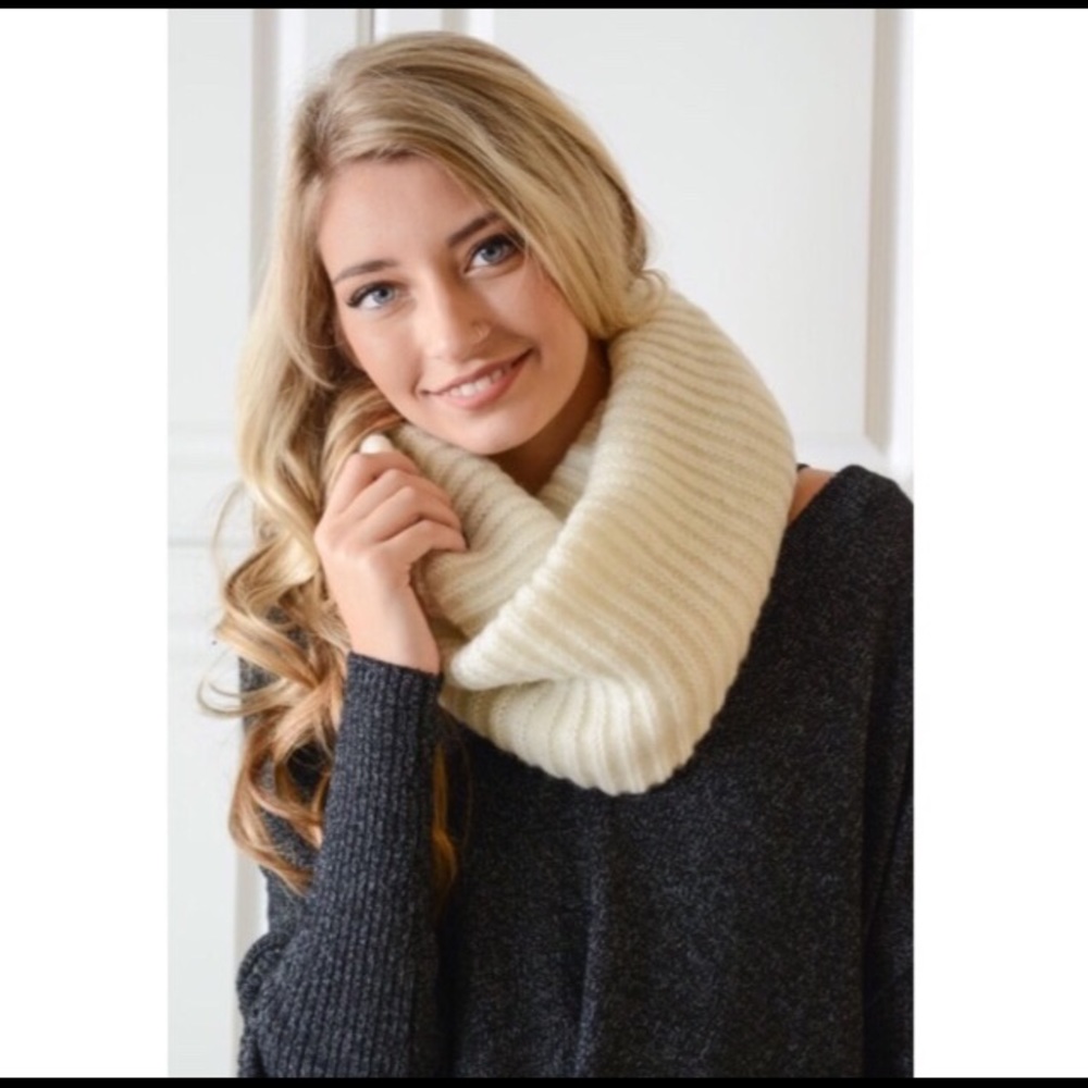 CHUNKY CREAM COLORED OVERSIZED SCARF